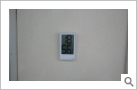 室内の湿度管理により静電気の発生を抑制。異物の付着を防いでいます。（東港工場　検品室）
